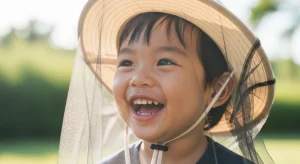 Cận cảnh bé đội mũ lưới chống muỗi vui vẻ
